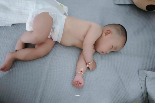 广西宝宝几个月可以吃水果